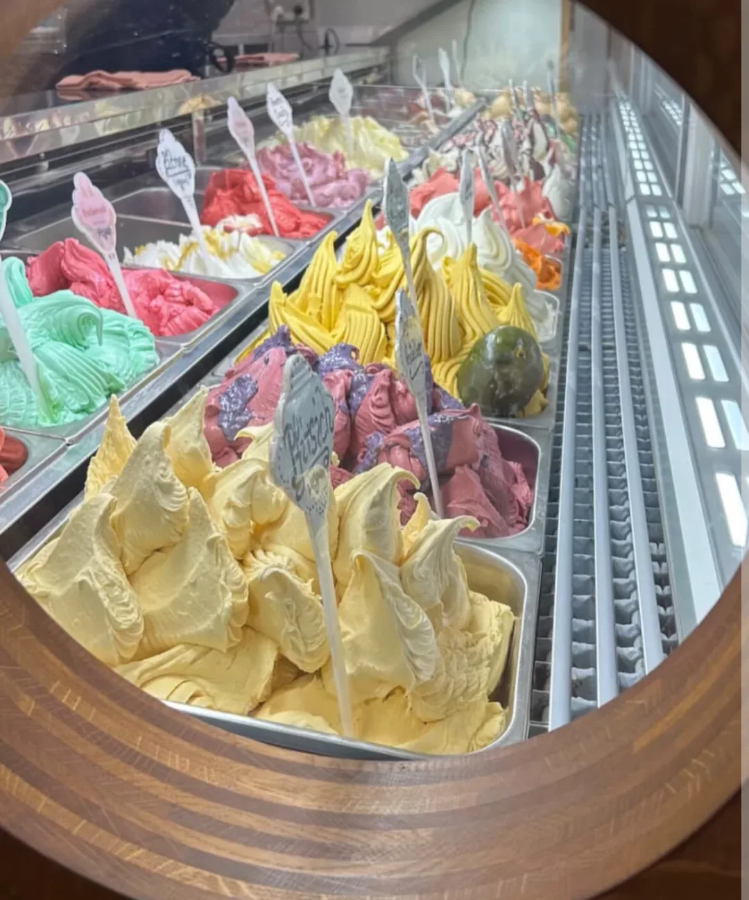 Unsere Eistheke, über 30 hausgemachte Sorten