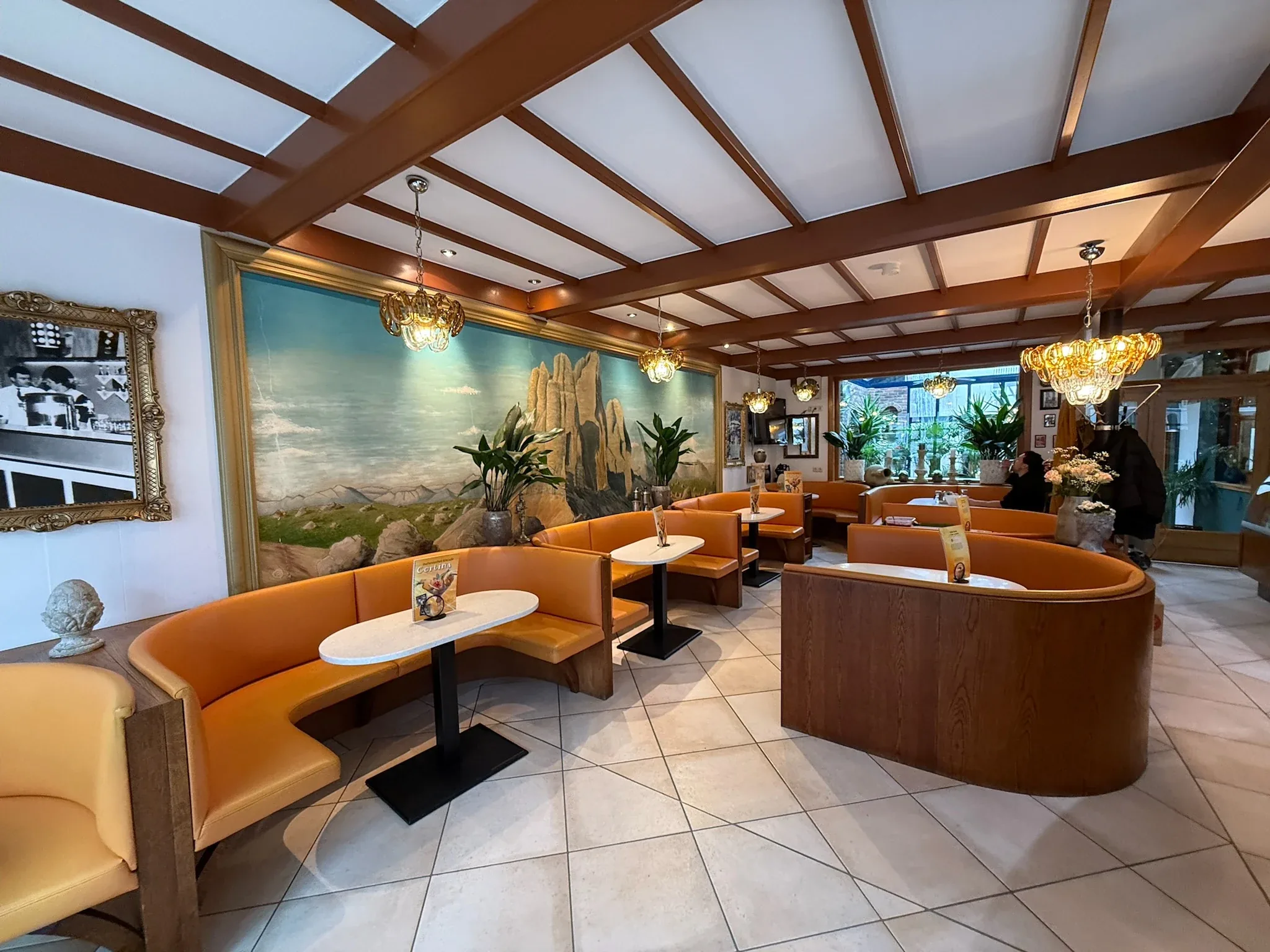 Innenraum des Eiscafé Cortina