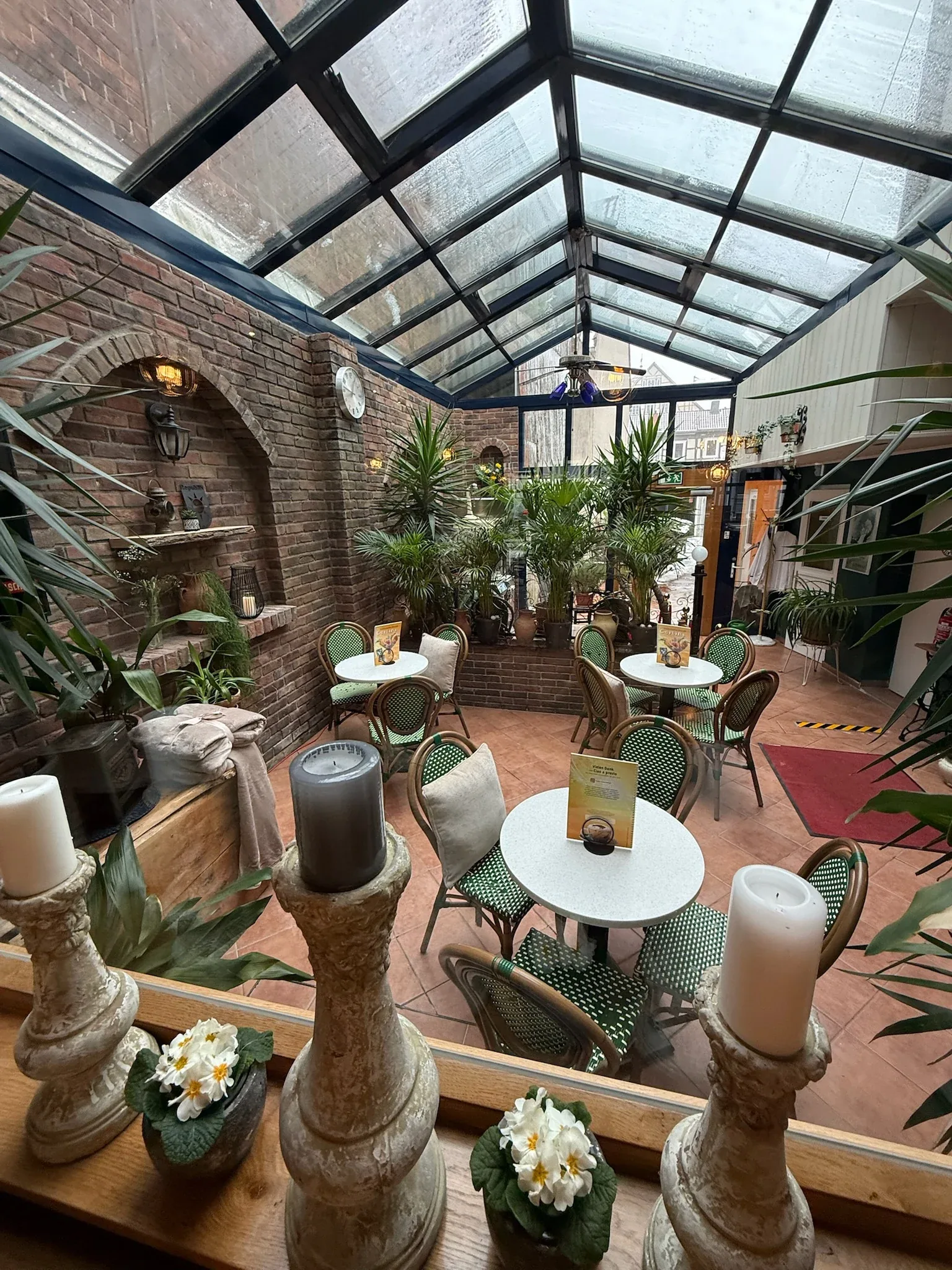 Wintergarten-Sitzbereich im Eiscafé Cortina