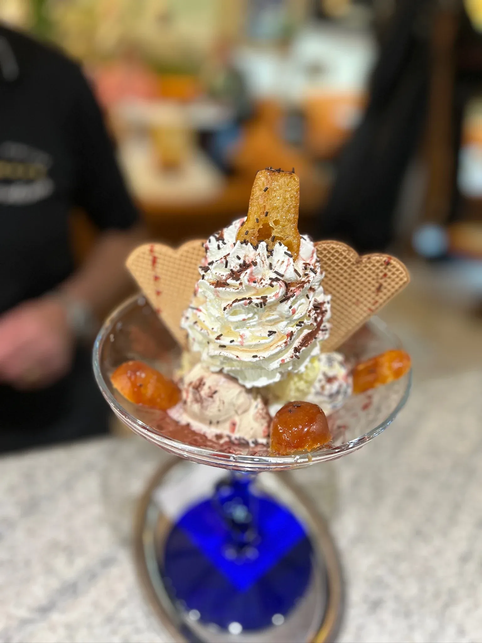 Baba Becher im Eiscafé Cortina