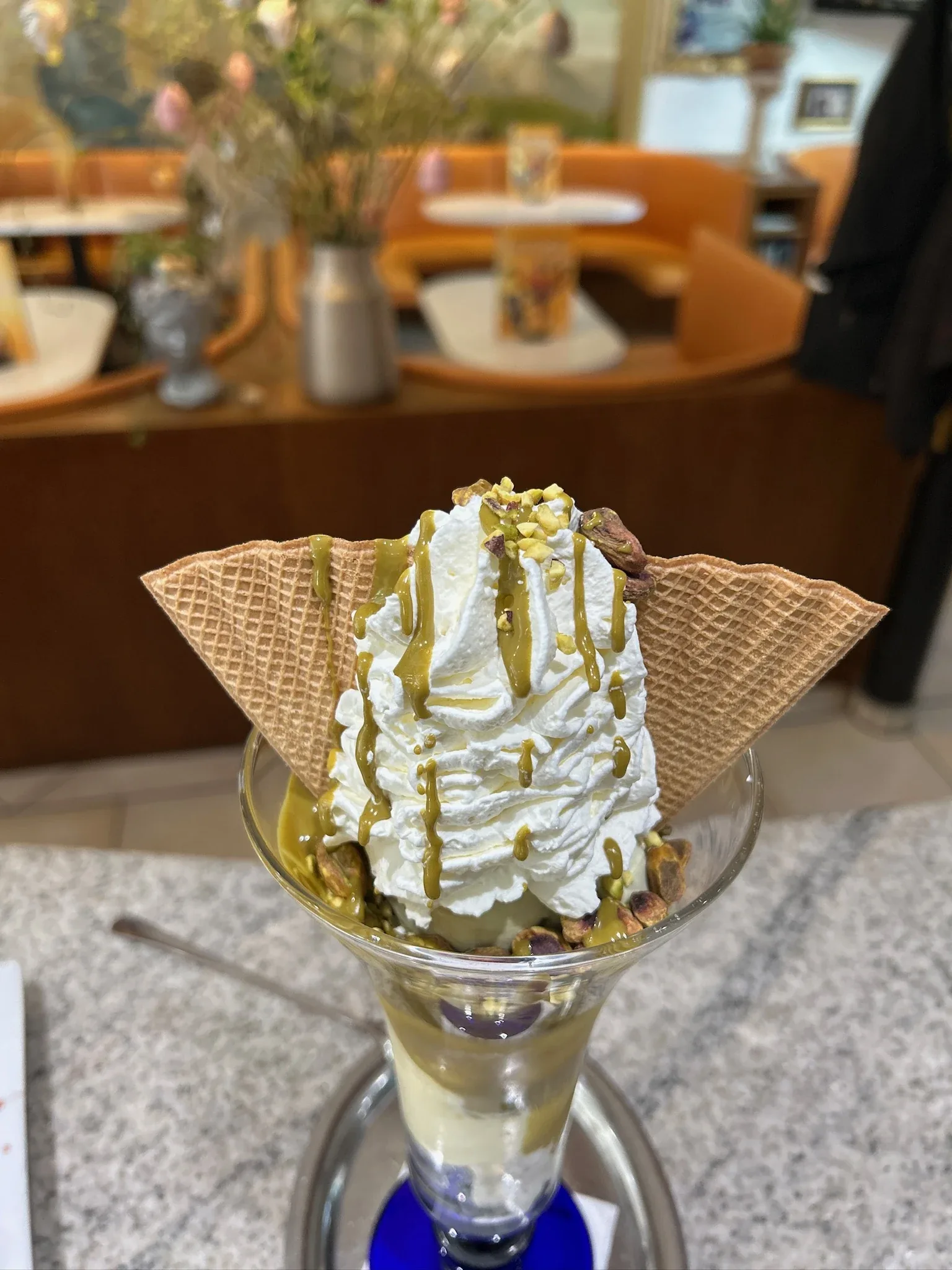Pistazien Becher im Eiscafé Cortina