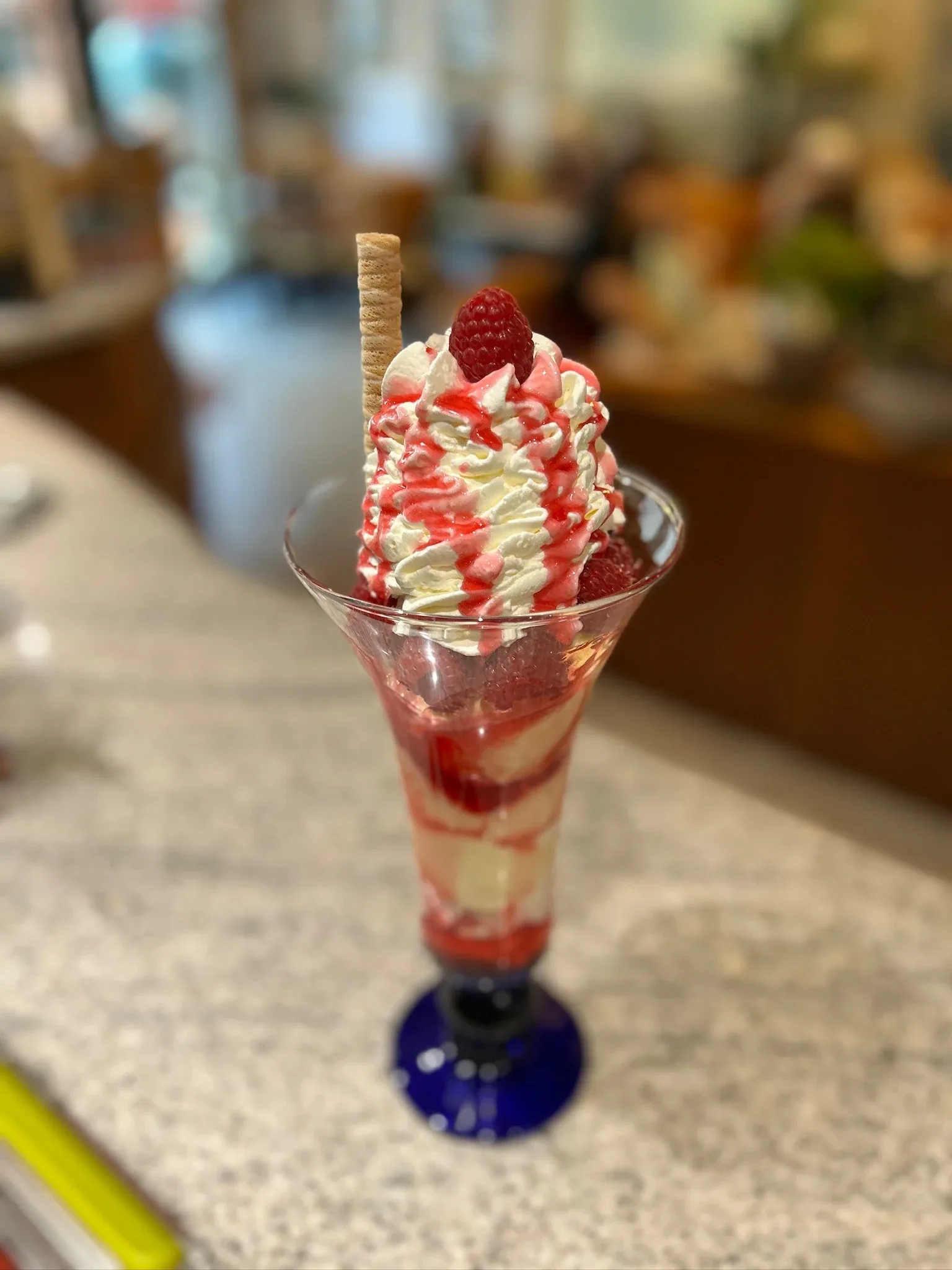 Erdbeerbecher im Eiscafé Cortina
