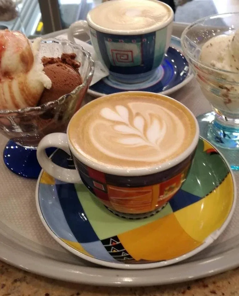 Cappuccino im Eiscafé Cortina