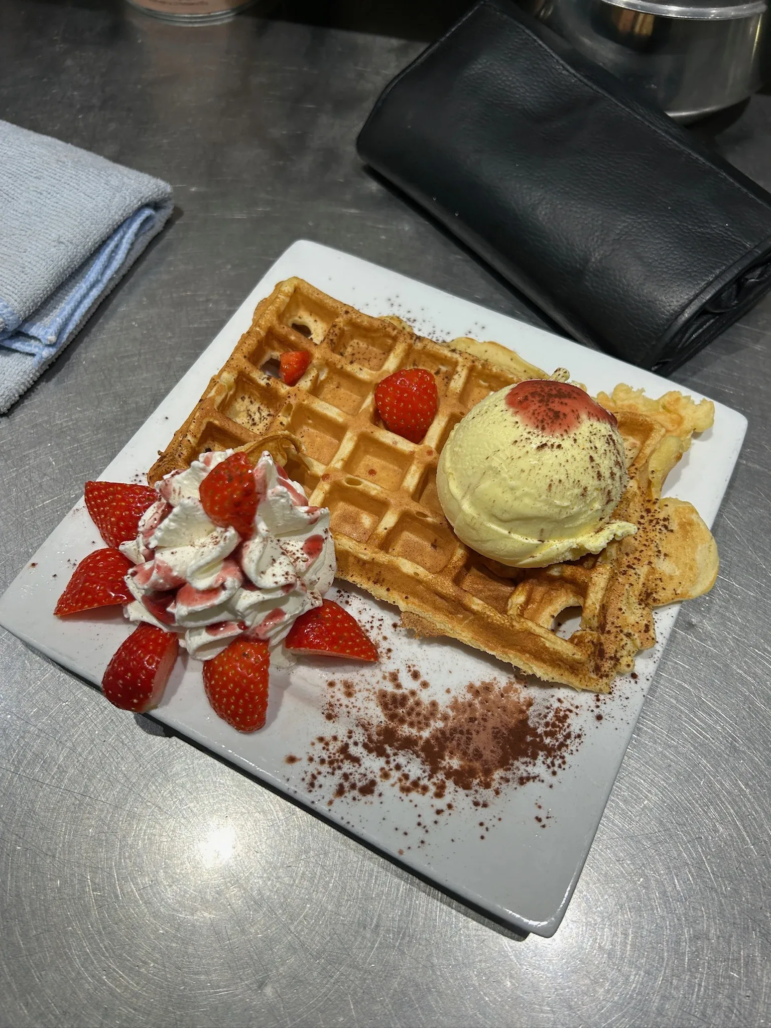Waffel mit Eis und süßer Garnitur