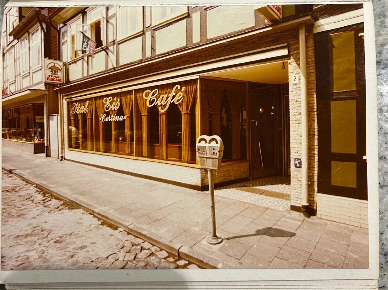 Historische Außenansicht des Eiscafé Cortina