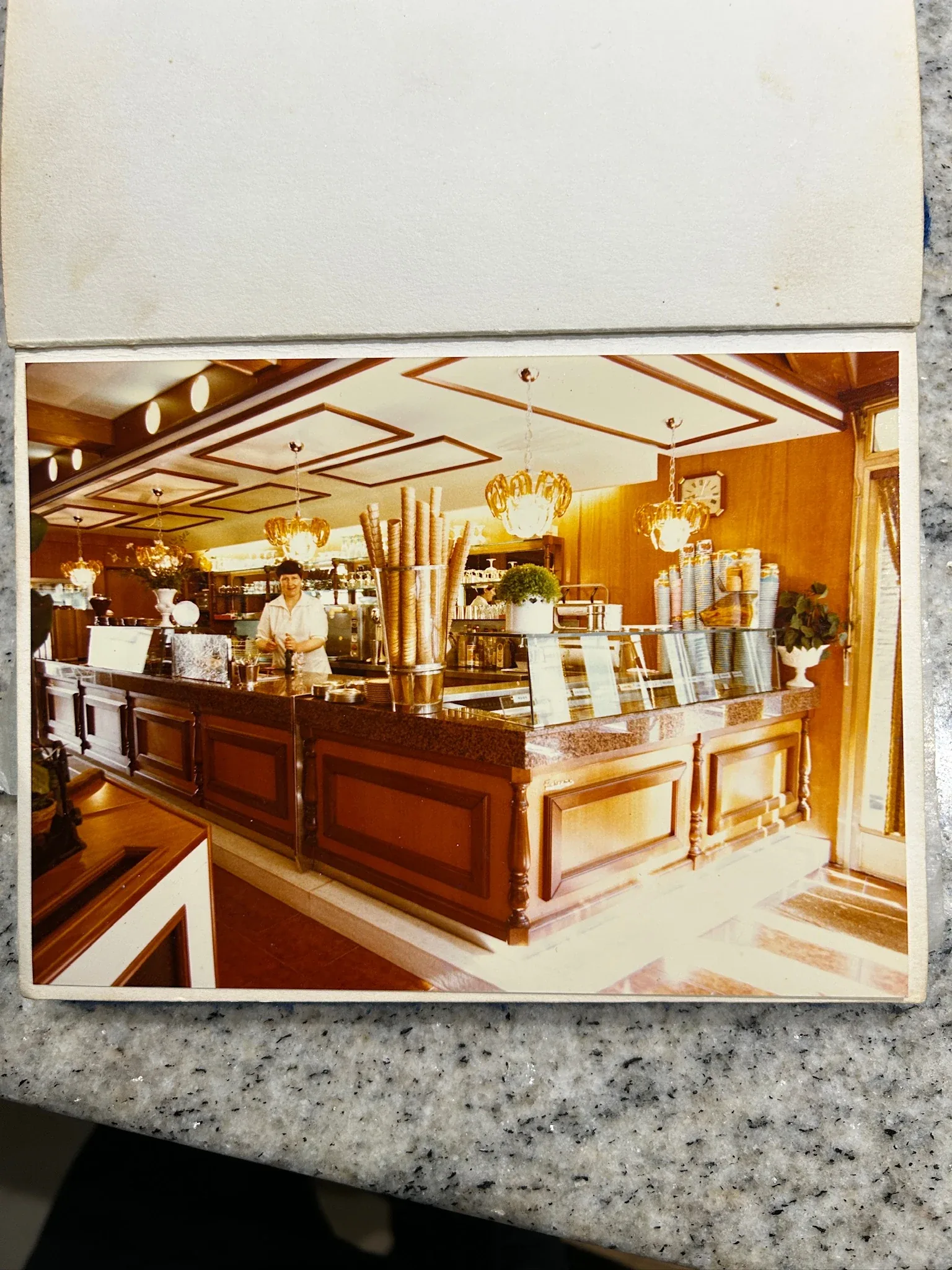 Tresen früher im Eiscafé Cortina