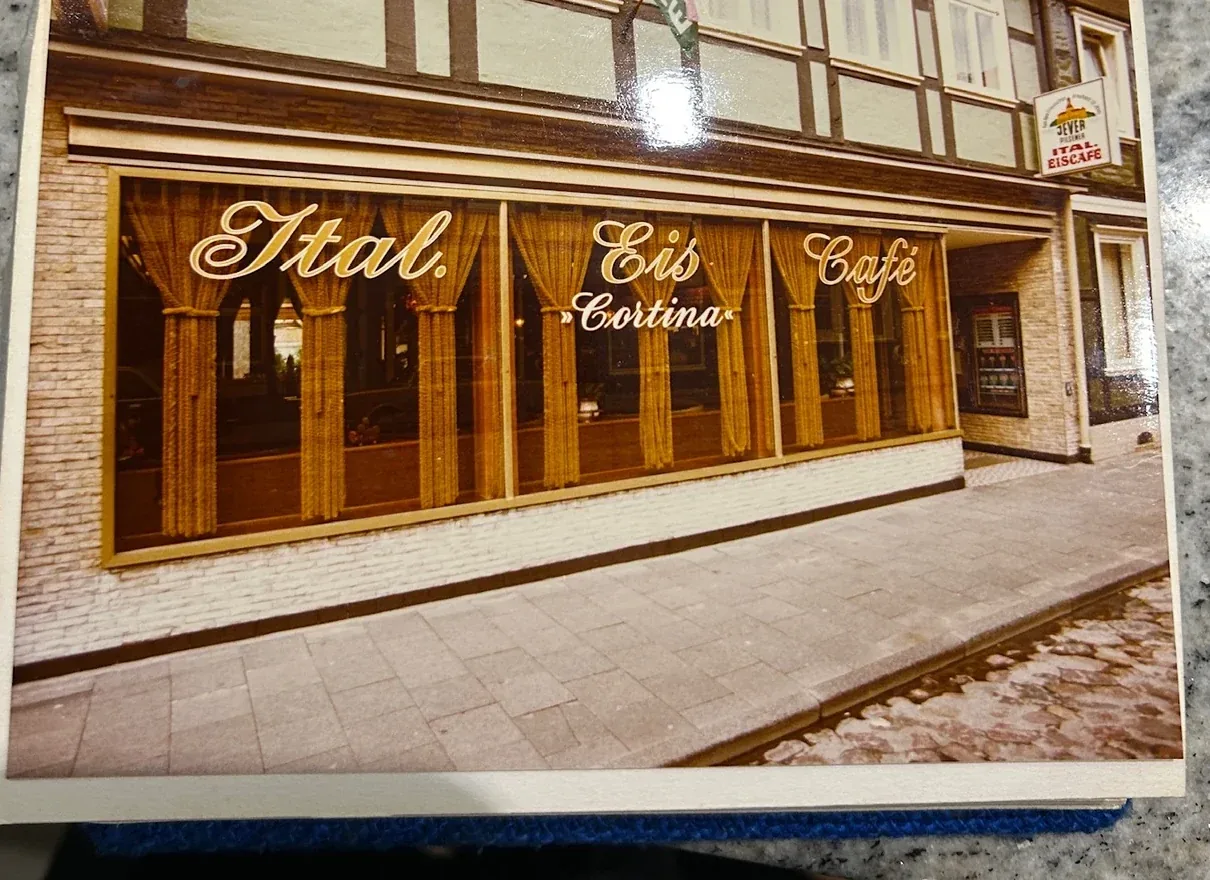 Historische Fassade des Eiscafé Cortina in Lüchow