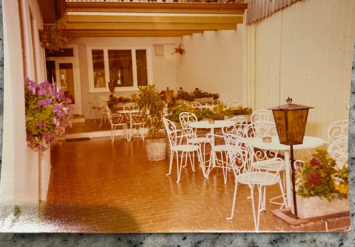 Terrasse und Wintergarten des Eiscafé Cortina früher