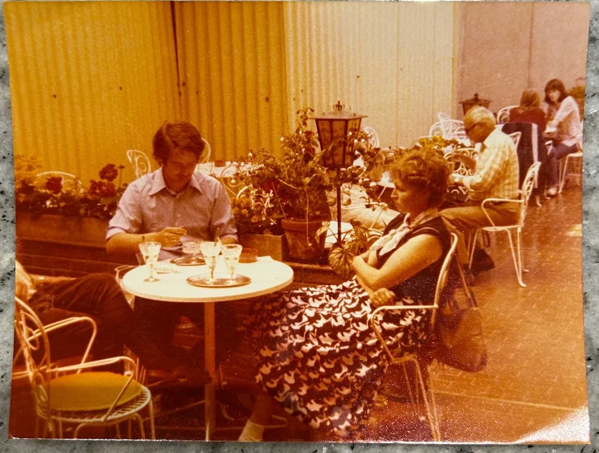 Historisches Foto von Gästen im Eiscafé Cortina