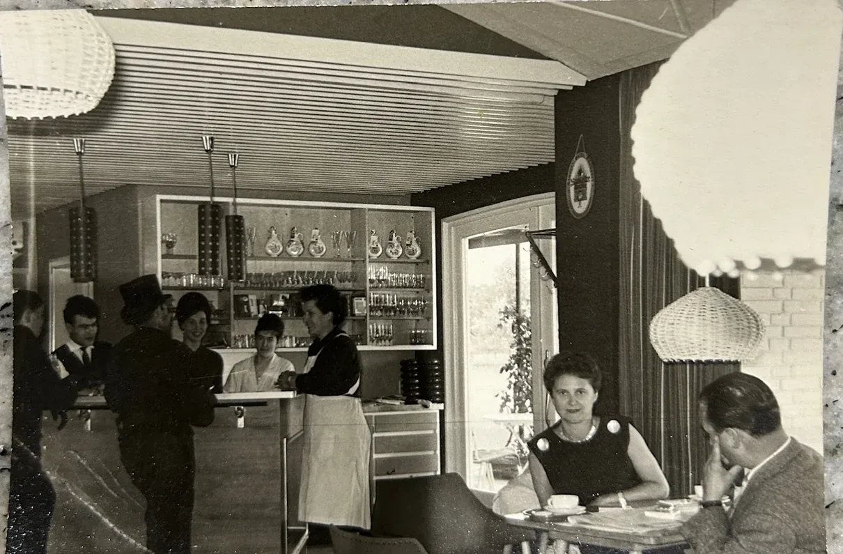 Schwarz-Weiß-Foto aus dem Eiscafé Cortina