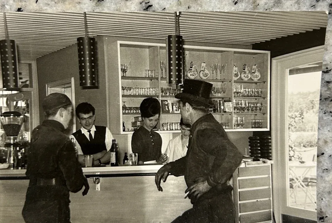 Historischer Service im Eiscafé Cortina