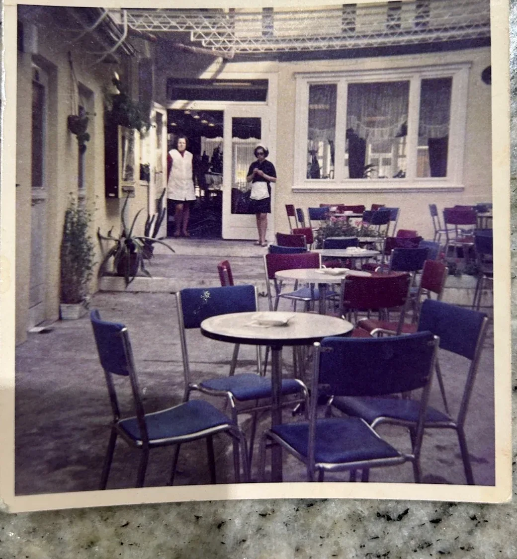 Terrasse und Wintergarten des Eiscafé Cortina früher