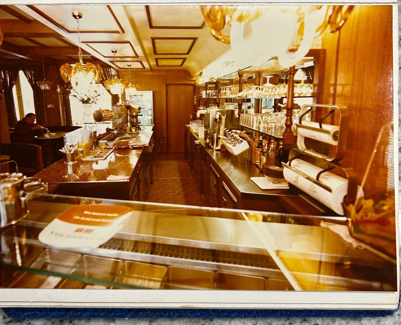 Historischer Tresen des Eiscafé Cortina